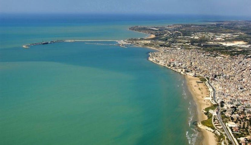 La costa di Pozzallo e la Torre Cabrera affacciata sul Mediterraneo