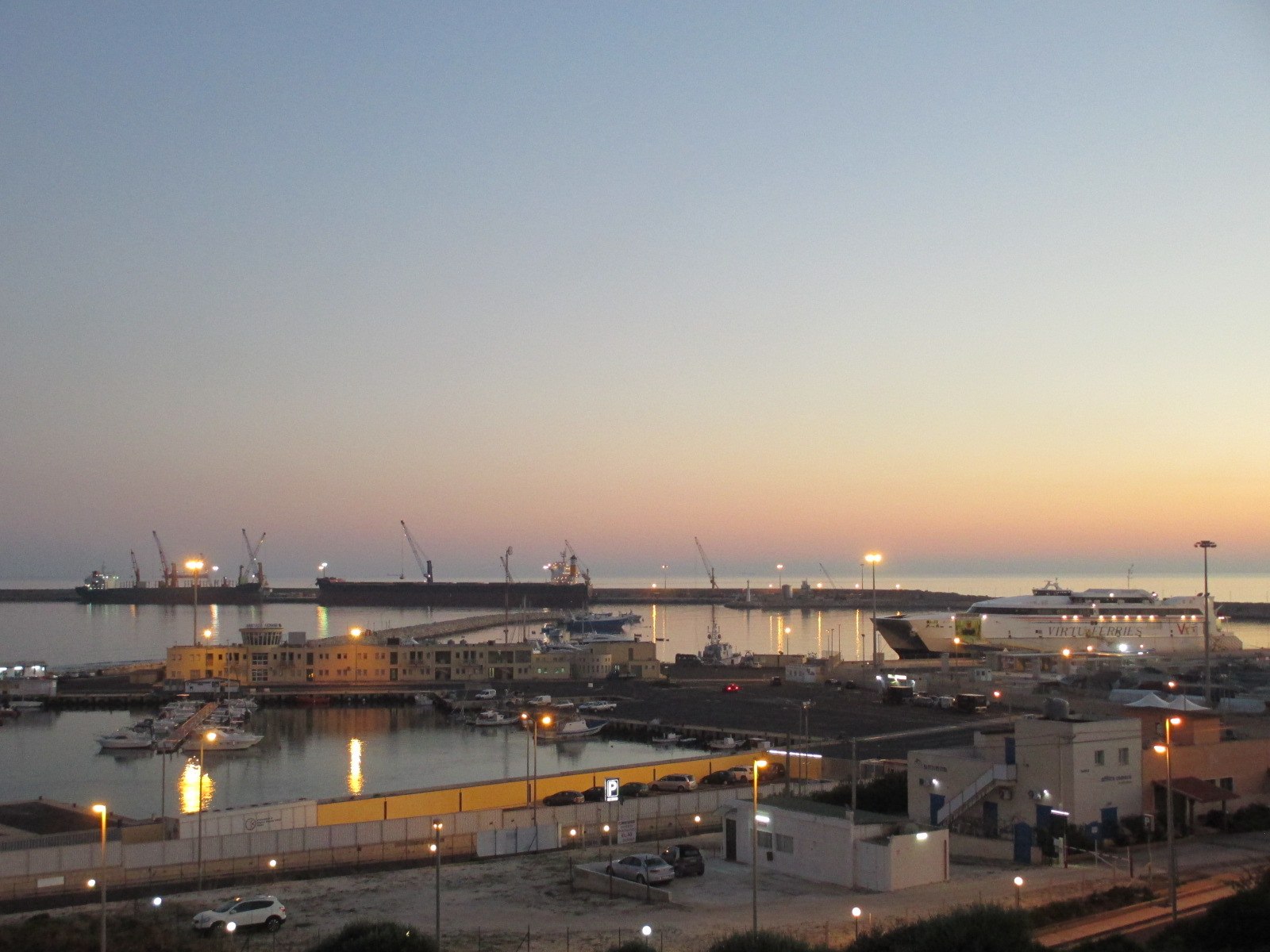 Il porto di Pozzallo al tramonto